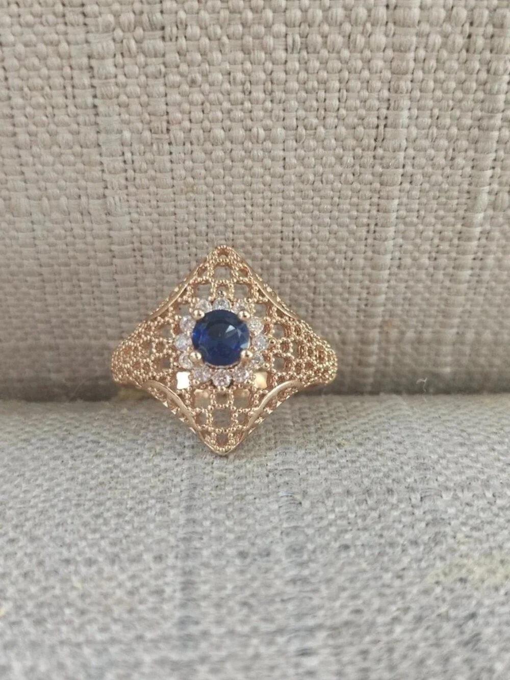 Women Ring Faux Blue Stone Centered Gold Tone Fashion Jewelry Size 8 New Unbrand - Picture 9 of 11